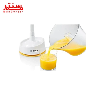 یک آبمیوه گیری مرکبات سفید و نارنجی بوش با یک لیوان آب پرتقال نشان داده شده است.